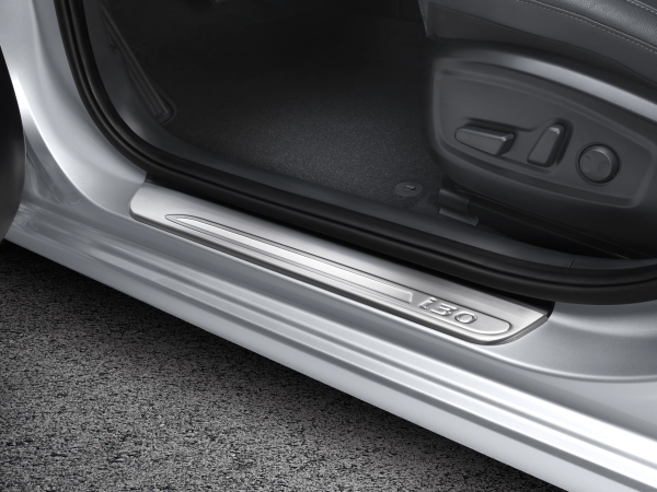 hyundai-i30-fastback-2017-11-einstiegsleisten-satz-aluminium-bild-l.jpg